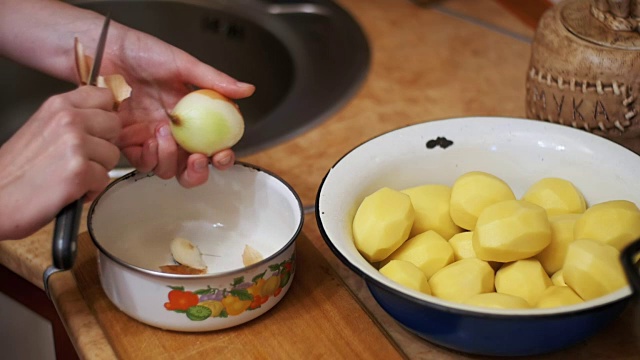 在家庭厨房清洗土豆。慢动作视频素材