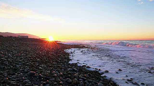 海岸清晨的日出全景。视频素材