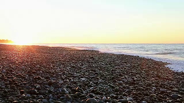 海岸清晨的日出全景。视频素材