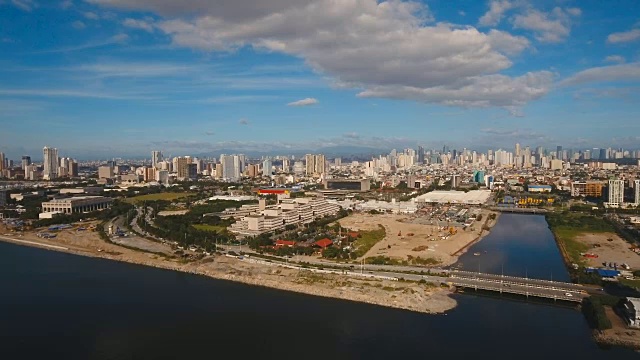 有摩天大楼和建筑物的空中城市。菲律宾,马尼拉马卡迪视频素材