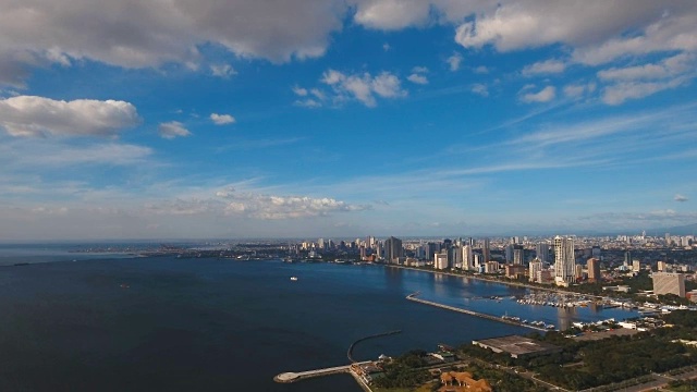 有摩天大楼和建筑物的空中城市。菲律宾,马尼拉马卡迪视频素材