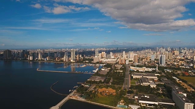 有摩天大楼和建筑物的空中城市。菲律宾,马尼拉马卡迪视频素材