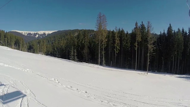 滑雪缆车乘坐视频素材