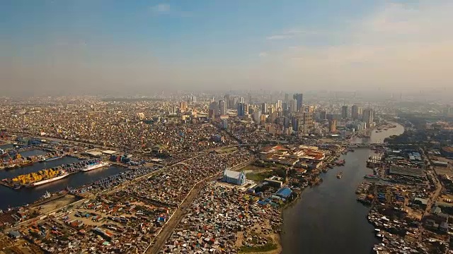 有摩天大楼和建筑物的空中城市。菲律宾,马尼拉马卡迪视频素材