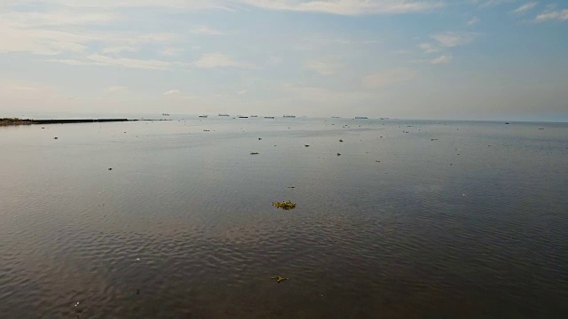 航空货船在海上抛锚停泊。菲律宾,马尼拉视频素材