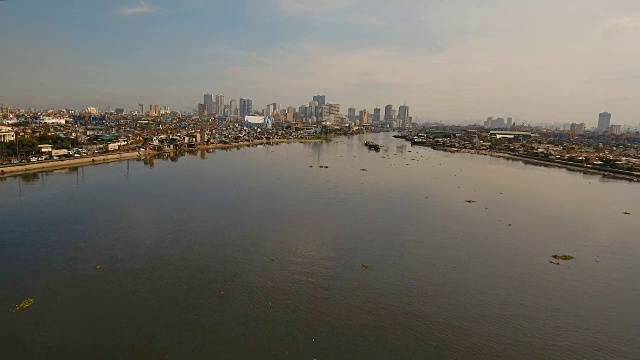 有摩天大楼和建筑物的空中城市。菲律宾,马尼拉马卡迪视频素材