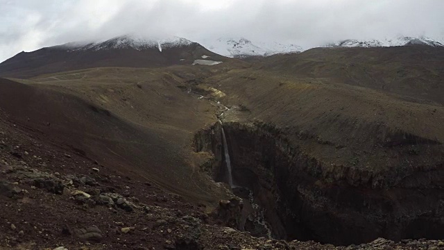 堪察加半岛:穆特诺夫斯基火山脚下危险峡谷中的瀑布(延时)视频素材