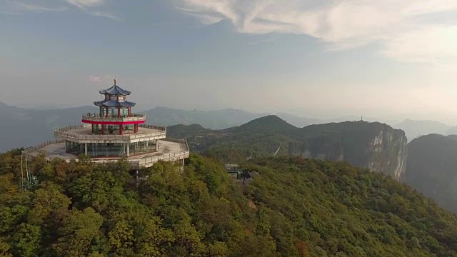 天门山上的天门山庙视频素材