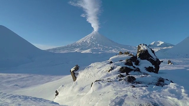 冬季喷发克柳切夫斯科伊火山——堪察加半岛活跃的成层火山视频素材