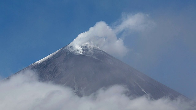 堪察加半岛克柳切夫斯科伊火山喷发视频素材