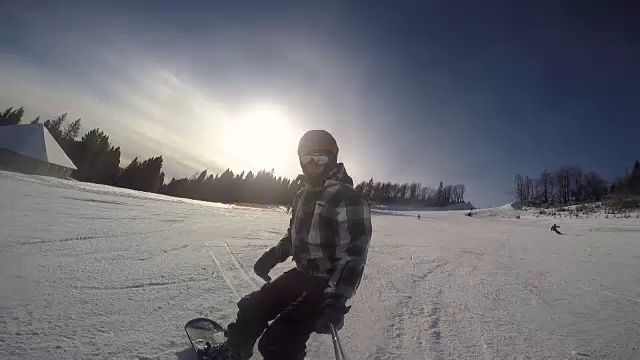 自拍:滑雪者从滑雪坡上快速下滑视频素材