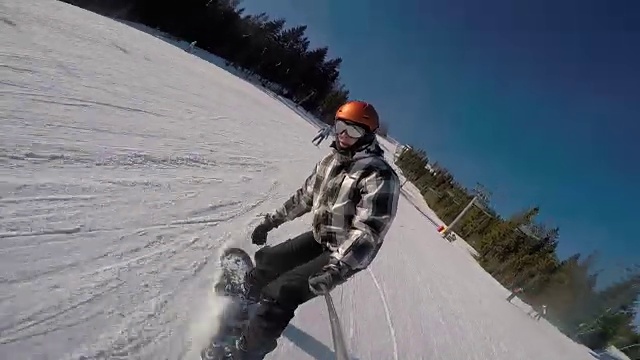 在阳光明媚的滑雪胜地，在滑雪坡上滑雪和摔倒视频素材