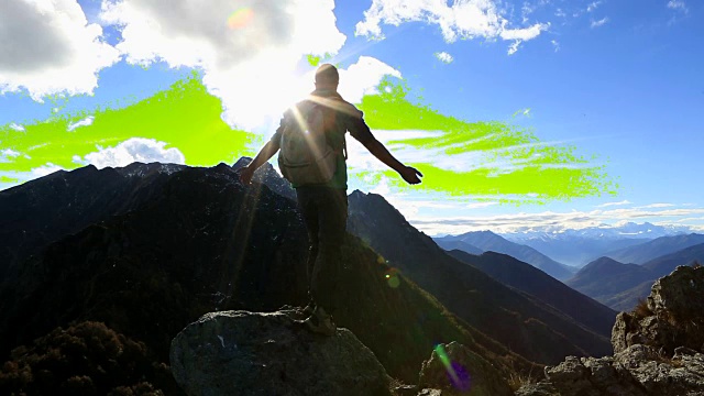 徒步旅行者在山顶庆祝成功视频素材