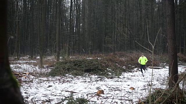 冬天在雪地上奔跑的人视频下载