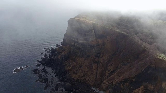 霧の海岸岩場视频素材