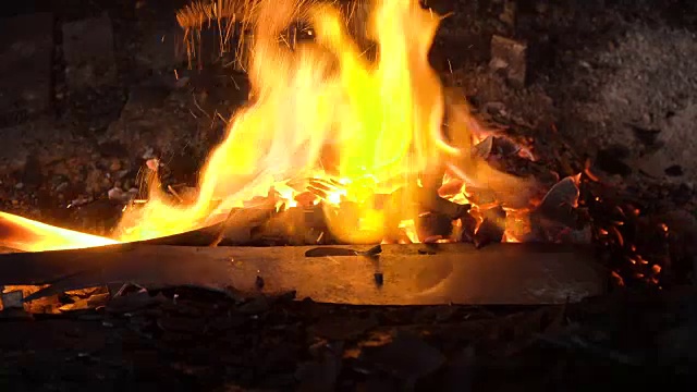 用燃烧的煤来锻造炉子视频素材