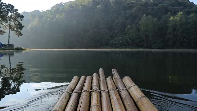 早上在泰国湄泓松的庞昂(庞塘水库)的竹筏上视频素材