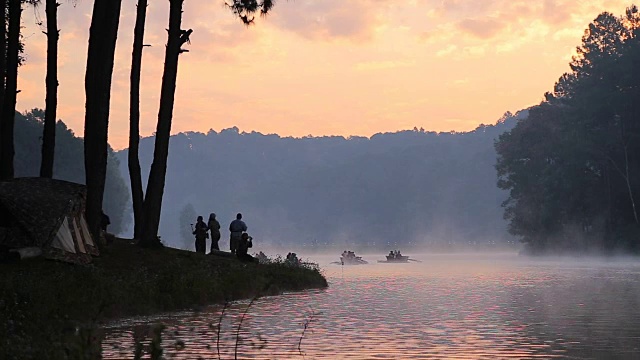 早上，游客在泰国Mae Hong Son的Pang Ung (Pang Tong reservoir)视频下载