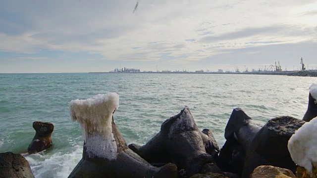 从左到右跟踪拍摄黑海冬季景观视频素材