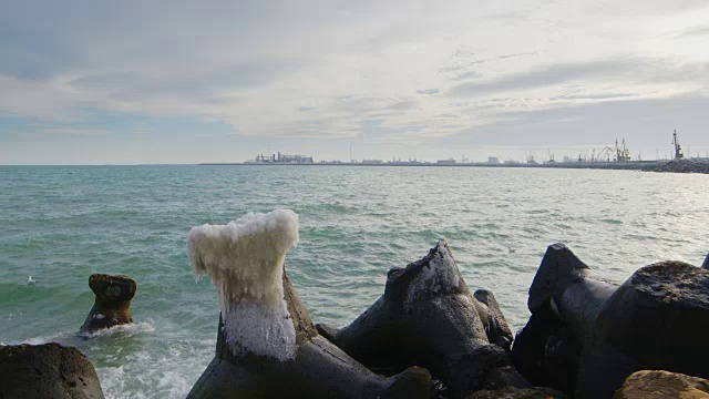 从右到左跟踪拍摄黑海冬季景观视频素材