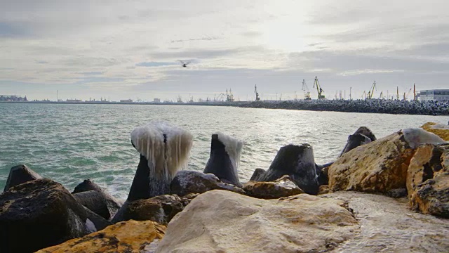 海浪冲击着海岸线，带着海港的景色视频素材