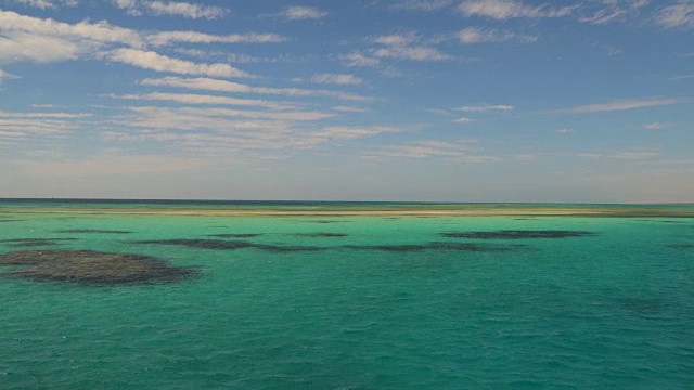 红海碧绿海水中的暗礁视频素材