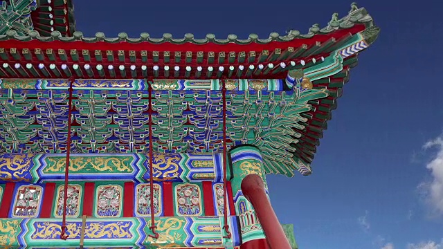 中国北京一座佛教寺庙屋顶的传统装饰视频素材