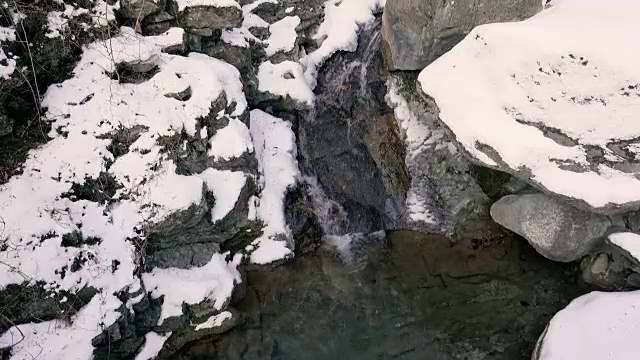 雪野景观和冬天的小溪视频素材