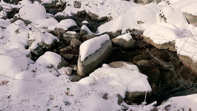 雪野景观和冬天的小溪视频素材