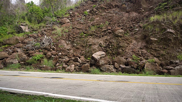 菲律宾卡米圭因岛山路上发生滑坡视频素材