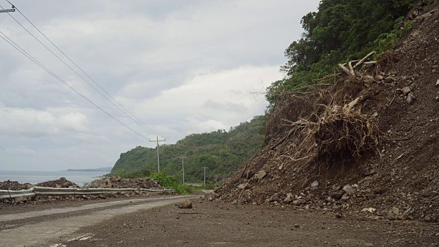 菲律宾卡米圭因岛山路上发生滑坡视频素材