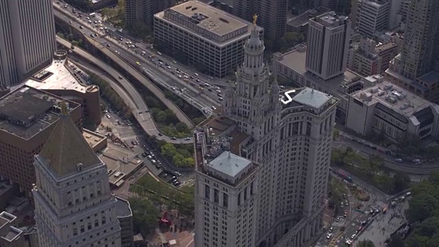 航拍:在纽约市中心曼哈顿区长办公室上空飞行视频素材