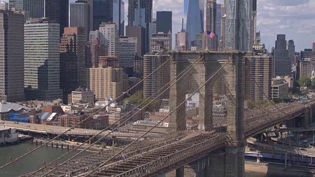 航拍图:壮观的布鲁克林大桥映衬着曼哈顿下城的城市景观视频素材