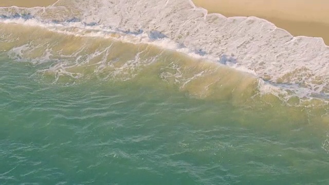 鸟瞰沙滩上的小波浪视频素材