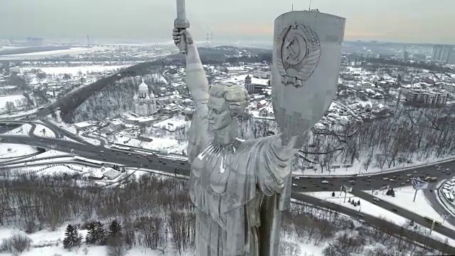 基辅市——乌克兰的首都。祖国母亲纪念碑坐落在第聂伯河岸边。鸟瞰图。视频素材