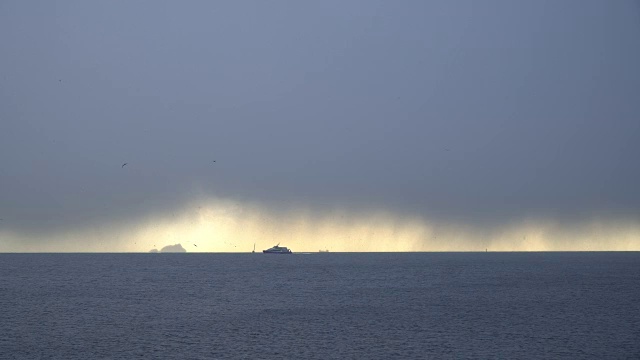 暴风雪和渡轮与岛屿视频素材