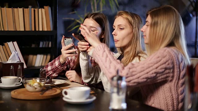 女孩们用手机拍甜点视频素材