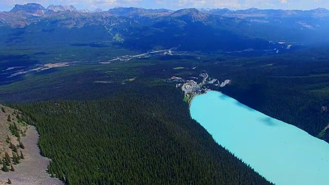 空中美丽的浅蓝色湖山视频素材