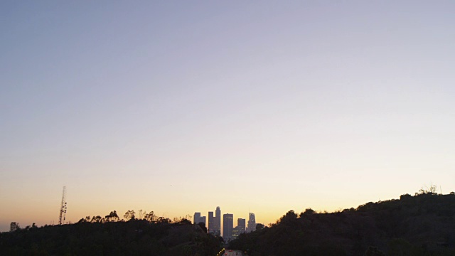 时间流逝夜晚时间洛杉矶市区从白天到夜晚的汽车视频素材