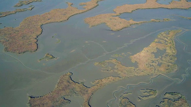 低潮时空中飞过沼泽海岸视频素材