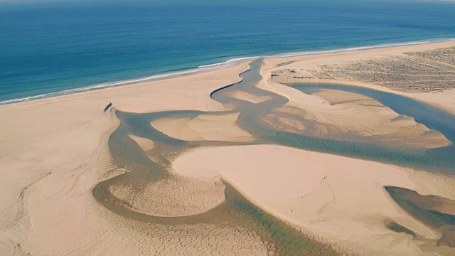 鸟瞰图与泻湖的海洋海滩视频素材