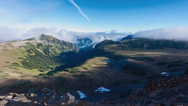 云在雷尼尔山附近的山谷中流动视频下载