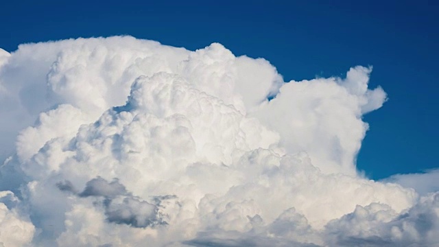 积雨云形成的时间间隔放大了视频素材