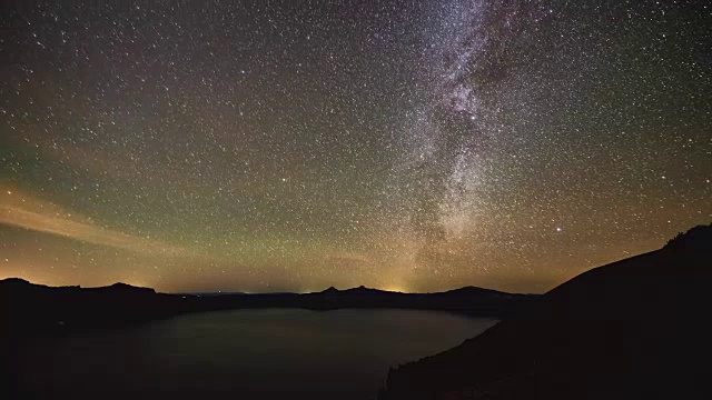 时间流逝在火山口湖的银河上视频素材