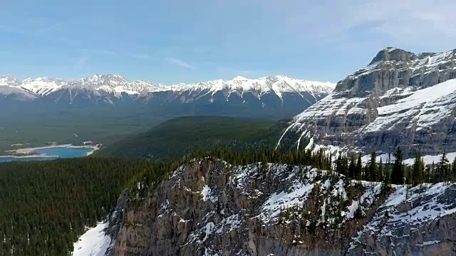 空中:在山脊上升起，可以看到森林和雪峰视频下载