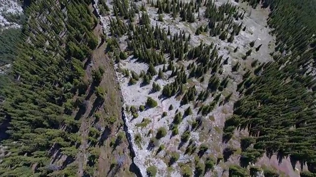 鸟瞰图:沿山脊的徒步旅行路线视频下载