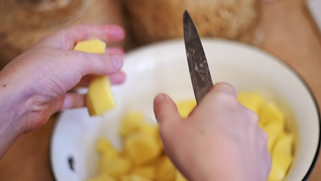 在家厨房削土豆皮。慢动作视频素材