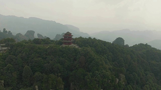 天门山上的天门山庙视频素材