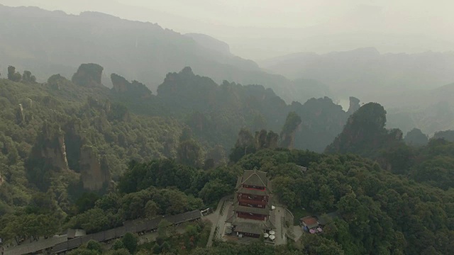 天门山上的天门山庙视频素材