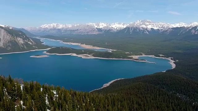 鸟瞰图的蓝色湖泊在积雪覆盖的岩石山视频素材